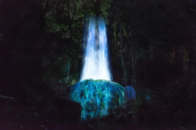 かみさまの御前なる岩に憑依する滝 / Universe of Water Particles on a Sacred Rock teamLab, 2017, Digitized Nature, Sound: Hideaki Takahashi