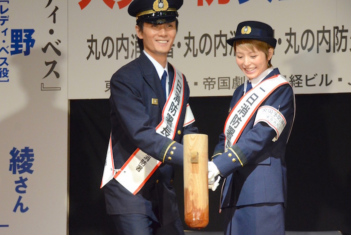 平野の身長に合わせ腰をかがめる加藤和樹と平野綾(左から)
