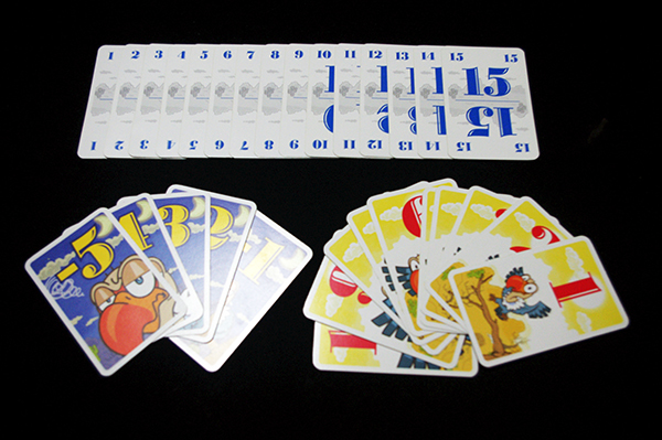 内容物は1～15の数字が書かれたカード（5セット）と得点カードのみ　 (c)Dear Spiele