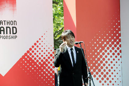 コブクロ・小渕健太郎が緊張の中で国歌独唱　2020東京オリンピック日本代表選考レースで選手たちにエール