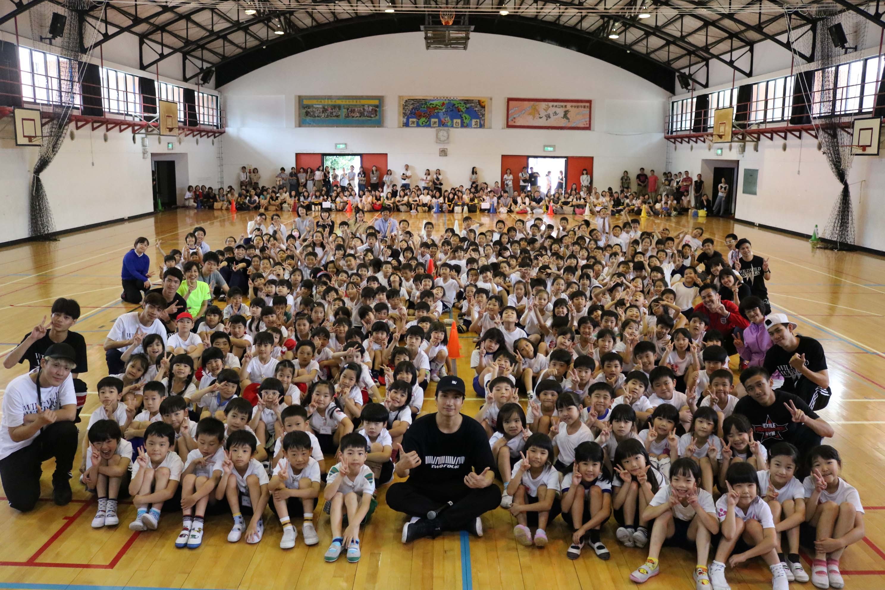 橘ケンチ（EXILE／EXILE THE SECOND）と台北日本人学校の生徒たち