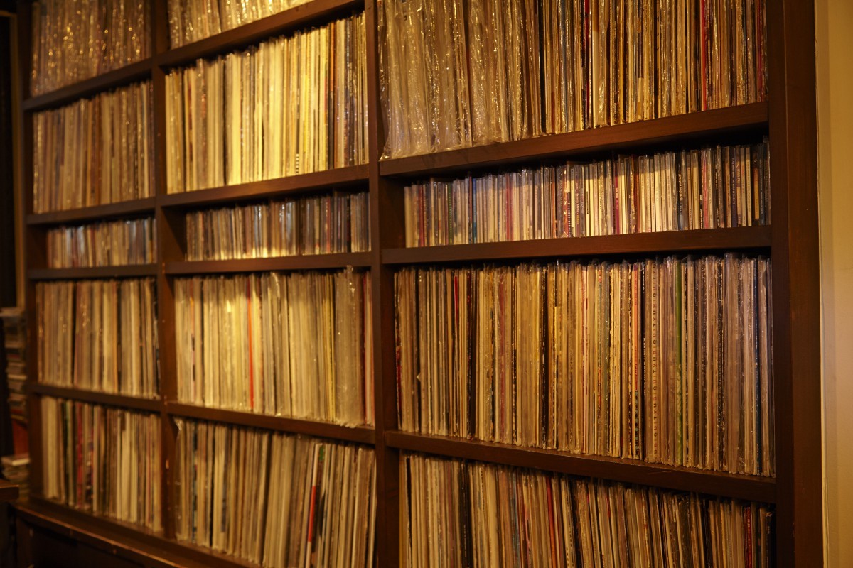 店内の壁一面に、幅広いジャンルの6000枚近いレコードがずらりと並ぶ。表には出ていない7インチなどと合わせると、合計で1万枚程度が置かれているとか。