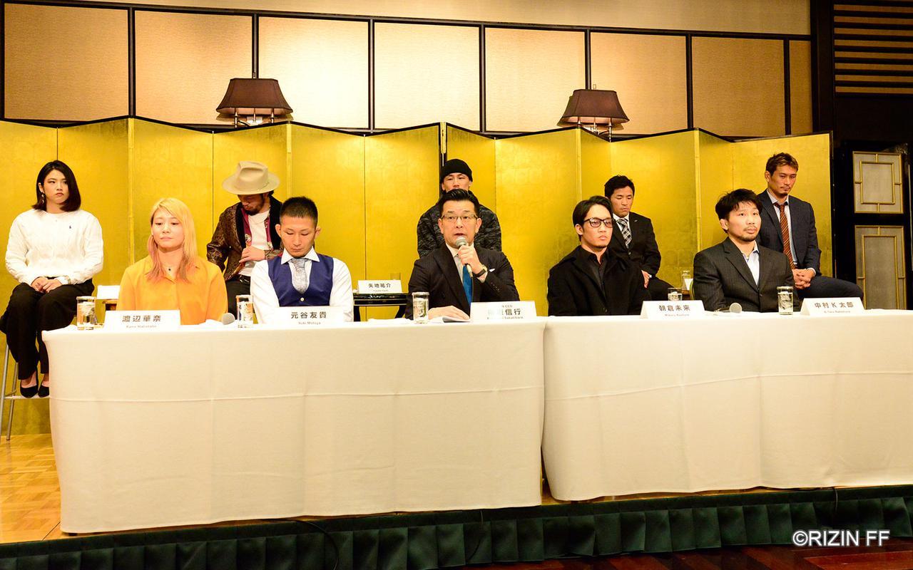 『RIZIN.20』『BELLATOR JAPAN』の公開記者会見に出席したRIZIN榊原信行CEO（中央）と出場予定の全9選手