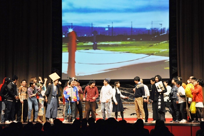 「ヨーロッパ企画カウントダウン2016→2017」より。京都の若手劇団たちを集めて学園バトル芝居を上演。