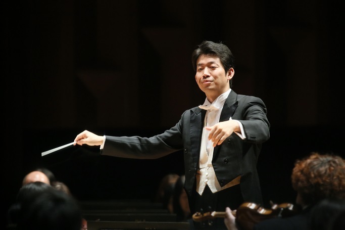 指揮者 角田鋼亮はマーラー「巨人」で定期演奏会デビューを果たす (c) 飯島隆