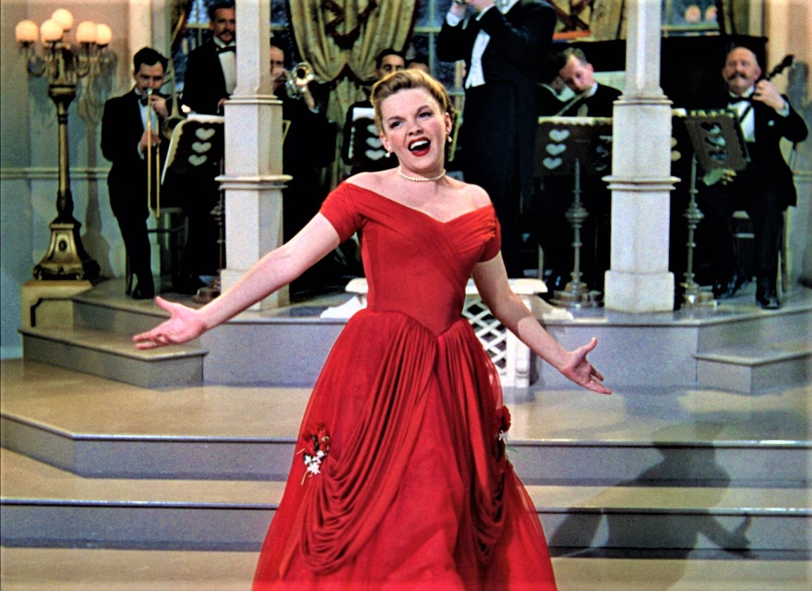 「グッド・オールド・サマータイム」（1949年）で、エネルギッシュに〈アイ・ドント・ケア〉を歌い踊る。 Photo Courtesy of Scott Brogan