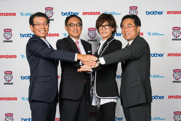 左からブラザー工業取締役常務執行役員の神谷純氏、エクシング代表取締役社長の吉田篤司氏、TETSUYA、テイチクエンタテインメント代表取締役会長の中谷幸夫氏。