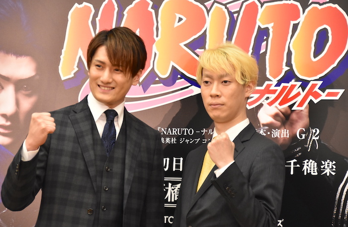 うずまきナルトを演じる坂東巳之助(右)、うちはサスケを演じる中村隼人