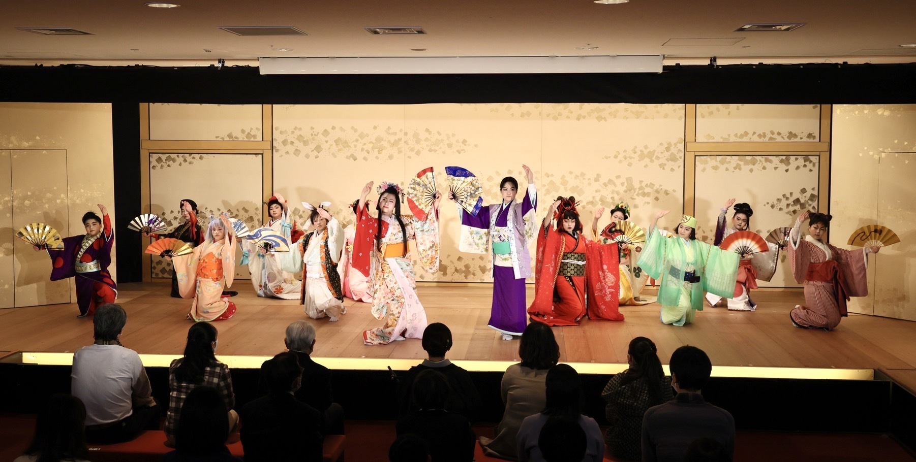 本番はたくさんのお客様を前に。出演者全員での華やかな総踊り ／（C)松竹こども歌舞伎スクール「寺子屋」