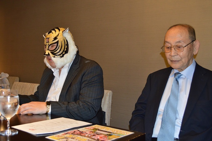 新間寿・原点回帰実行委員会会長（右）と初代タイガーマスク（左）