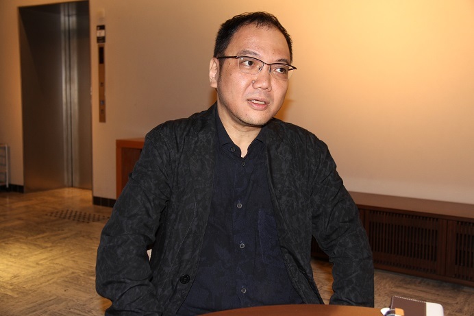 自らを、現代音楽に軸足を置いたクラシックギタリストと語る