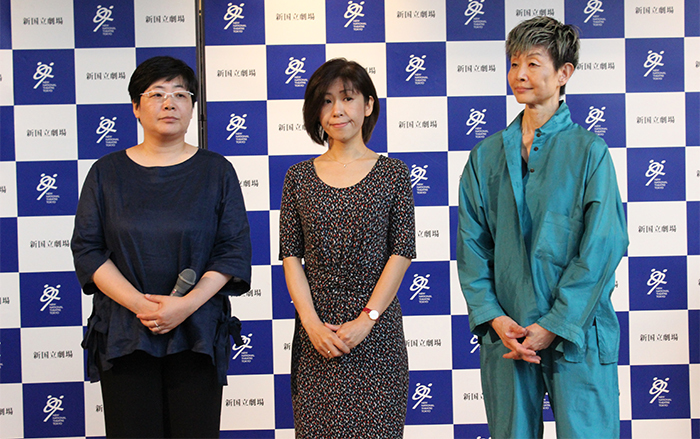 （左から）展示プランに携わった伊藤雅子、清野佳苗、衣裳展示に携わった桜井久美