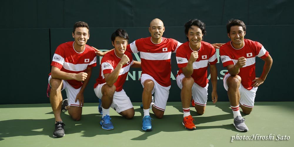 昨年9月に行われたWGプレーオフブラジル戦のメンバー。杉田祐一（左から2人目）がストレートで勝利し、日本が残留を決めた