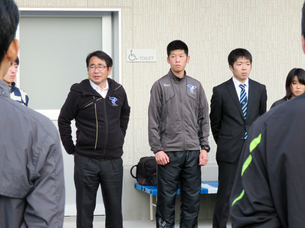 選手たちに言葉をかける中野監督（左）。その右は町田勇樹コーチ