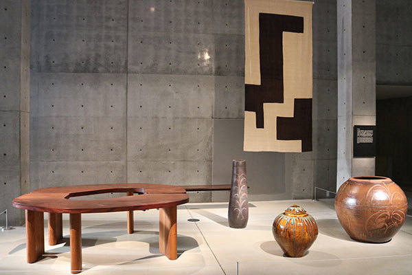 左手前が日本民藝館館長室で使われているテーブル　柳宗理がデザインしたもの