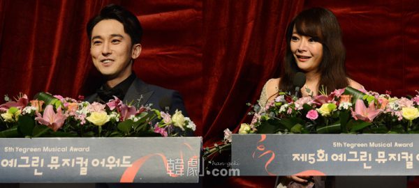 受賞所感を述べる「男優主演賞」カン・ピルソク（写真左）と「女優主演賞」のキム・ソヒョン