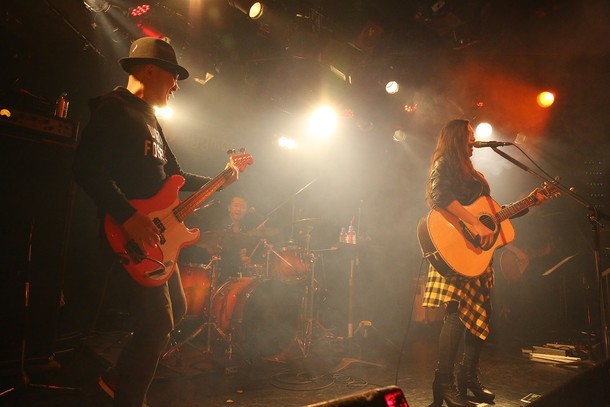 「Anly Debut Live『太陽に笑え』in SHIBUYA eggman」の様子。左から根岸孝旨、Anly。