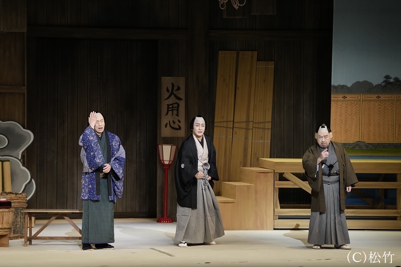 夜の部『歌舞伎絶対続魂 幕を閉めるな』（左より）狂言作者花桐冬五郎=松本幸四郎、座元藤川半蔵=片岡愛之助、頭取嵐三保衛門=中村鴈治郎