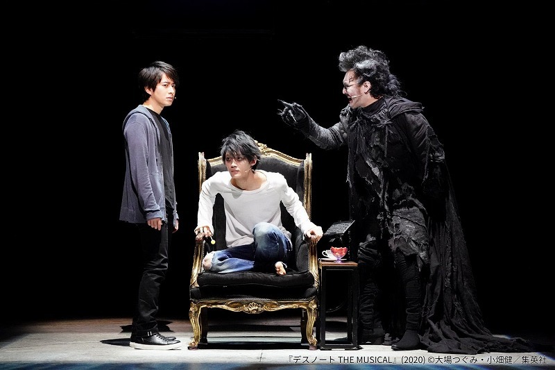 2020年舞台写真 左より）夜神 月役：村井良大、L役：高橋 颯、死神リューク役：横田栄司　(C)大場つぐみ・小畑健／集英社