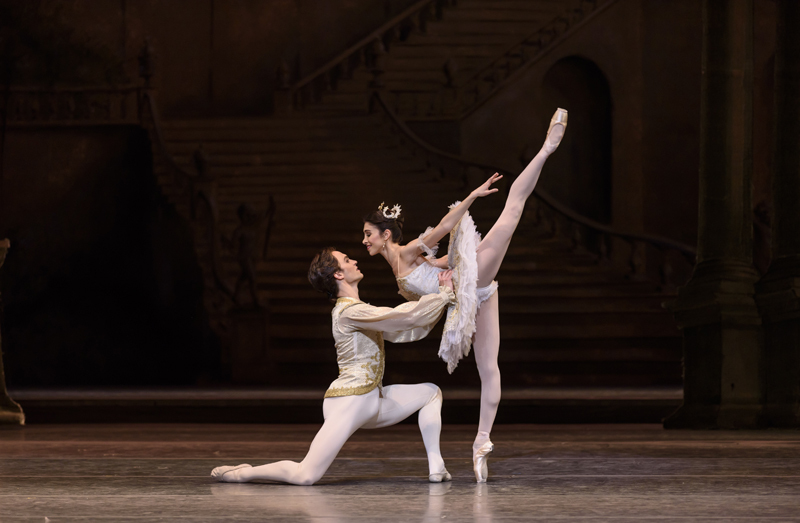 ロイヤル・バレエ『眠れる森の美女』Matthew Ball as Prince Florimund and Yasmine Naghdi as Princess Aurora in The Sleeping Beauty ©2017 ROH. Photograph by Bill Cooper