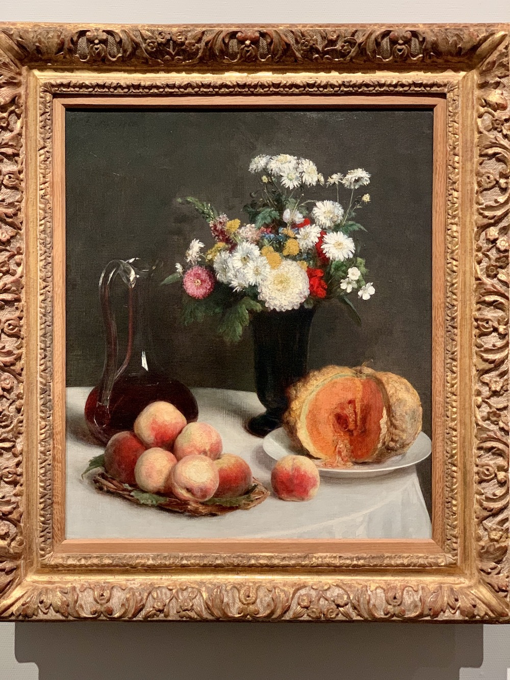 アンリ・ファンタン＝ラトゥール《花と果物、ワイン容れのある静物》1865年、国立西洋美術館