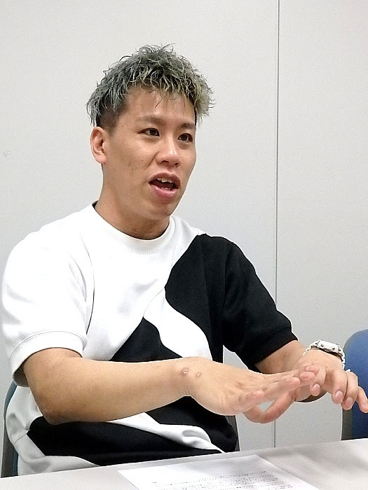 左から伊藤今人（梅棒）
