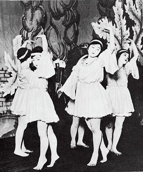 1923年松竹楽劇部第1回公演『アルルの女』大阪松竹座のこけら落としで華々しく幕をあける