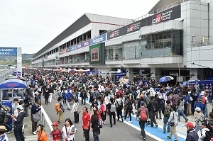 決勝・予選日の昼にピット前を開放する「ピットウォーク」