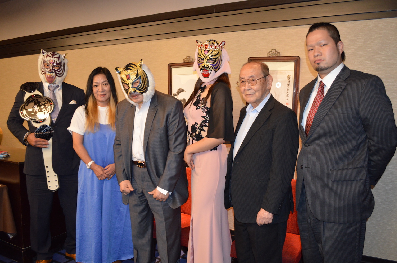 記者会見に出席した左からスーパータイガー、ジャガー横田、初代タイガーマスク、タイガー・クイーン、新間寿会長、間下隼人