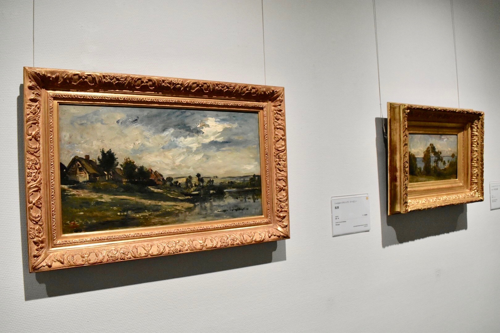 左：シャルル＝フランソワ・ドービニー　《ポルトジョアのセーヌ川》　1868年頃　個人蔵
