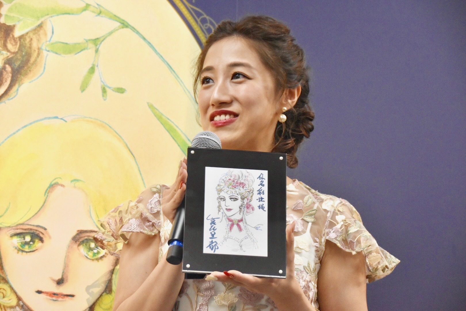 「一生の宝物」と仙名が紹介したのは、萩尾望都直筆のシーラの似顔絵。宝塚版『ポーの一族』の東京公演中に、楽屋に届けられた。