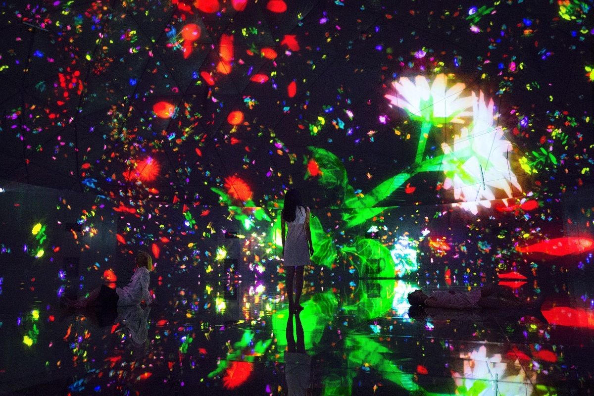 Floating in the Falling Universe of Flowers teamLab, 2016, Interactive Digital Installation, Endless, Sound: Hideaki Takahashi
