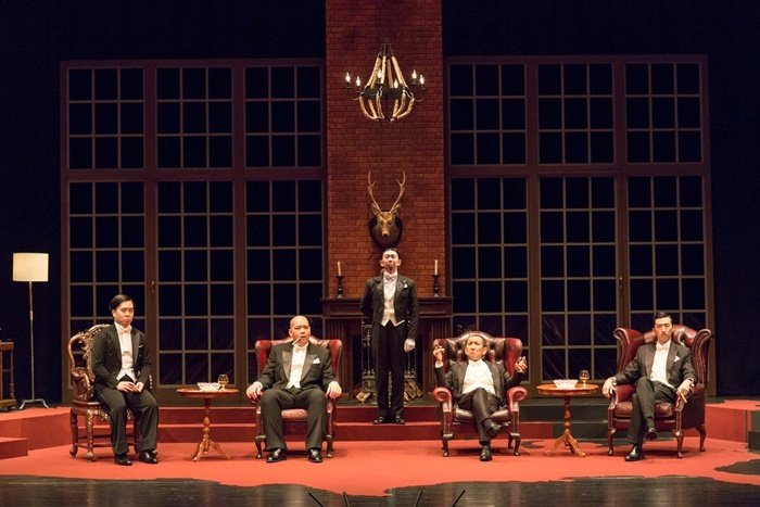 ［京都劇場］初進出となった『THE CIGER ROOM』（2020年）は、大富豪の豪邸を、舞台のスケールを生かして再現。