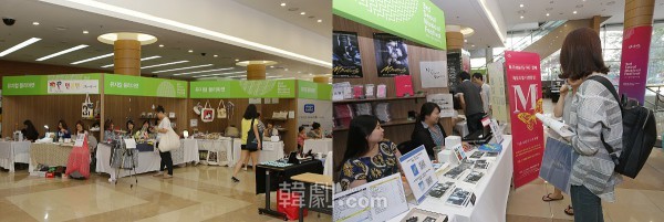 昨年のフリーマーケットと公演グッズ販売ブースの様子　写真提供：SMF