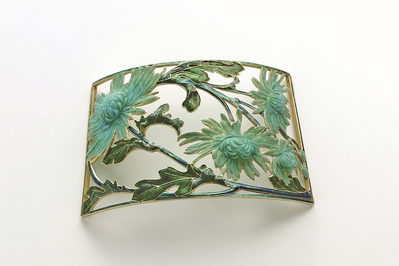 ルネ・ラリック[フランス] 「チョーカーヘッド《菊》」 1900年頃 金、エマイユ h.6.3×w.9.8cm 箱根ラリック美術館蔵 近藤正一撮影