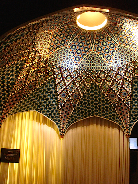 常設展示室の1階にある、イスラームのタイル張りドーム天井を再現した部屋。天窓からの外光を照明で表し、朝、昼、夕方、夜…と移り変わる光と影を体感できる