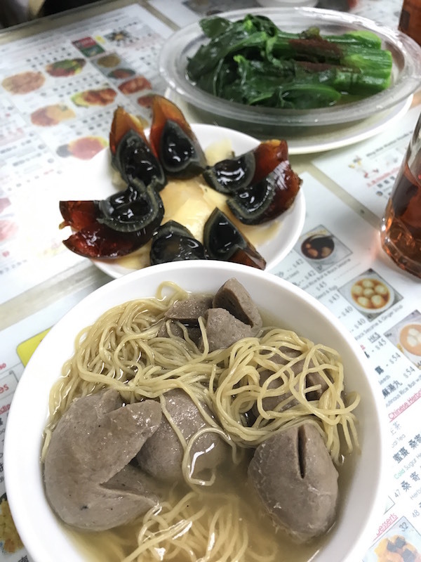 会場を出て地元のローカル飯も味わえます ©奥浜レイラ