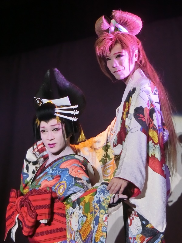澤村千夜座長(左)・澤村神龍副座長(右)。二人の息の合ったやり取りは多くの芝居で観ることができる。(2016/2/13)