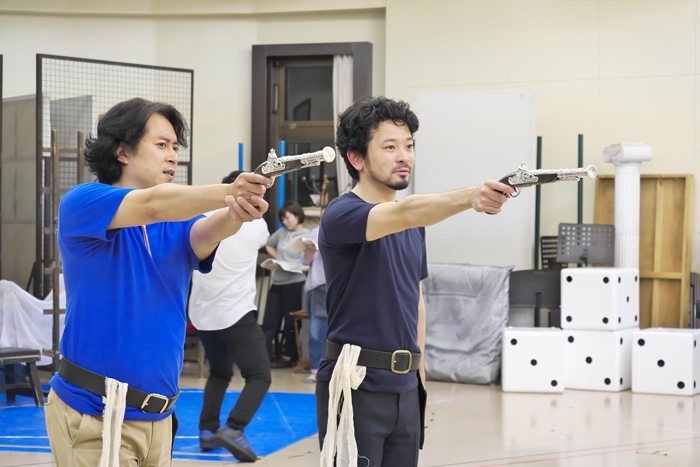 （リハーサルにて）　左よりダンディーニの押川浩士とラミーロ王子の小堀勇介