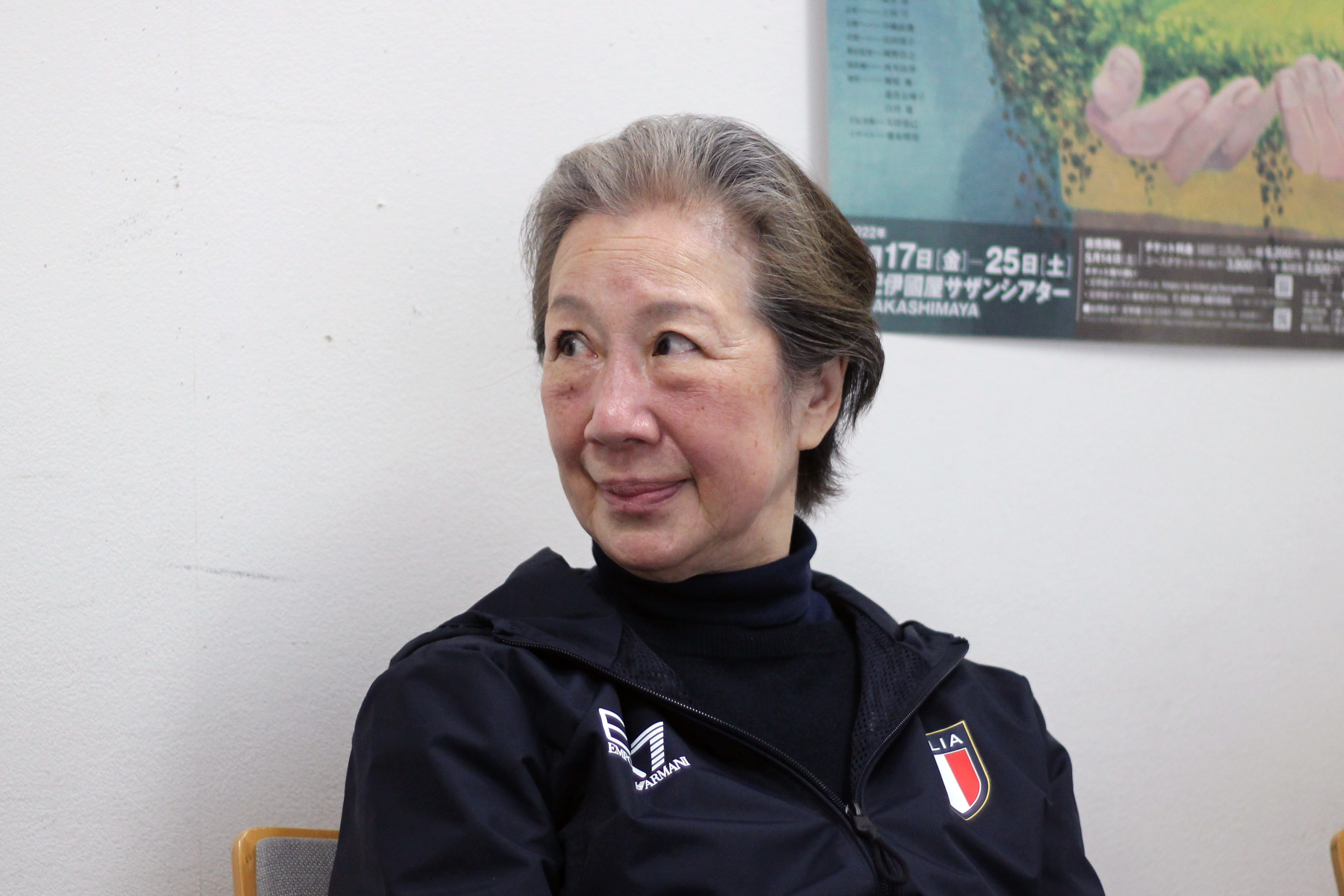 先祖から受け継いできた農地を守ろうとする祖母・サワ役の新橋耐子