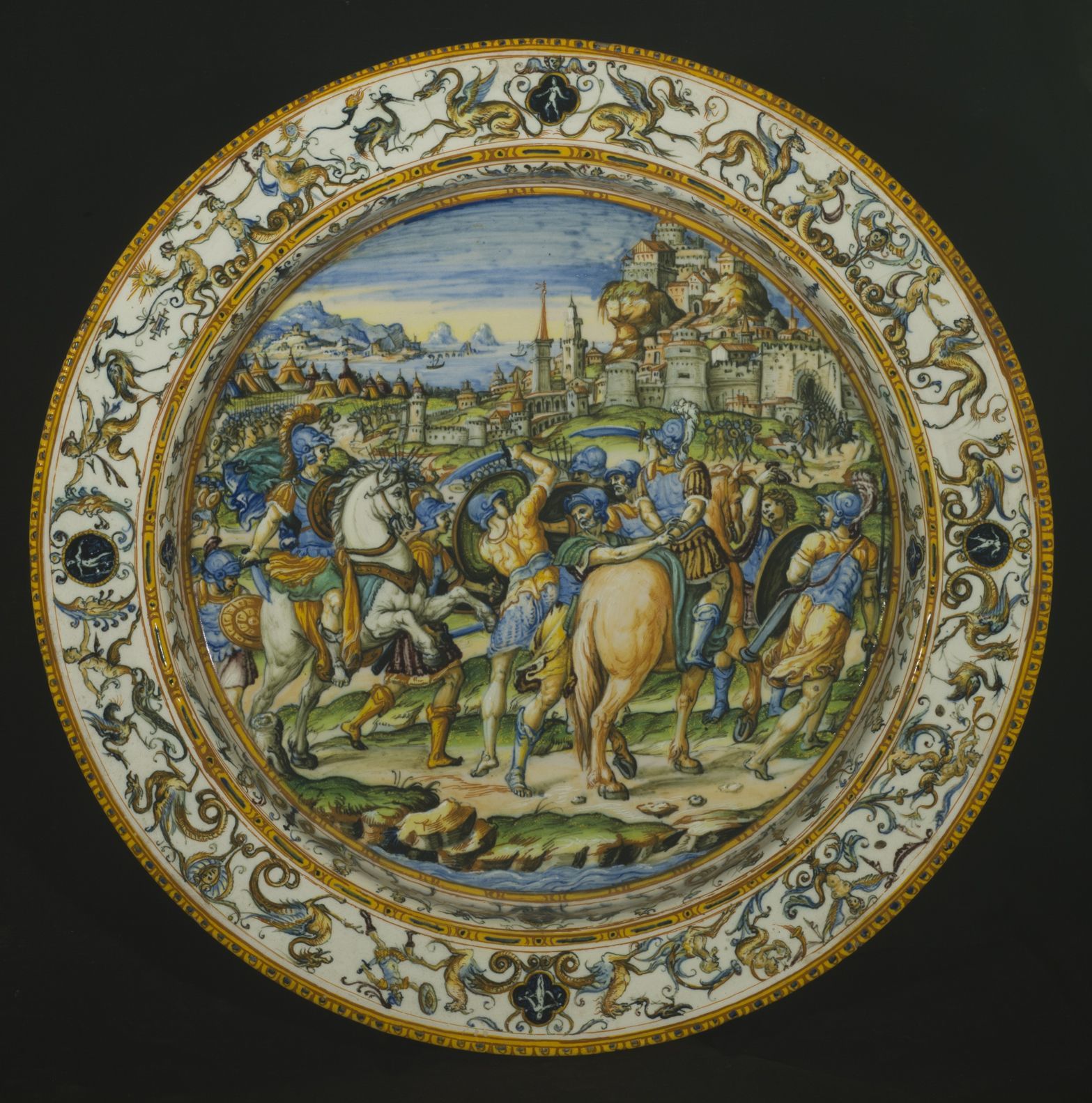 ウルビーノ窯、パタナッツィ工房	《市民を救うカエサル》が描かれた大皿 1580–90年頃 バルジェッロ美術館 © Gabinetto Fotografico delle Gallerie degli Uffizi