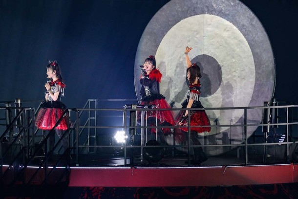「BABYMETAL WORLD TOUR 2016 LEGEND -METAL RESISTANCE- BLACK NIGHT」の様子。（Photo by MIYAAKI Shingo）