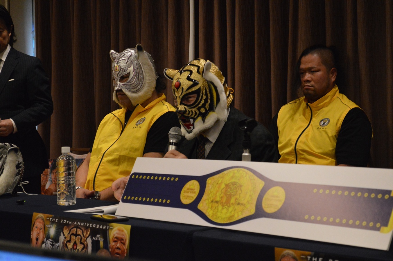 質問に答える初代タイガーマスク（中央）