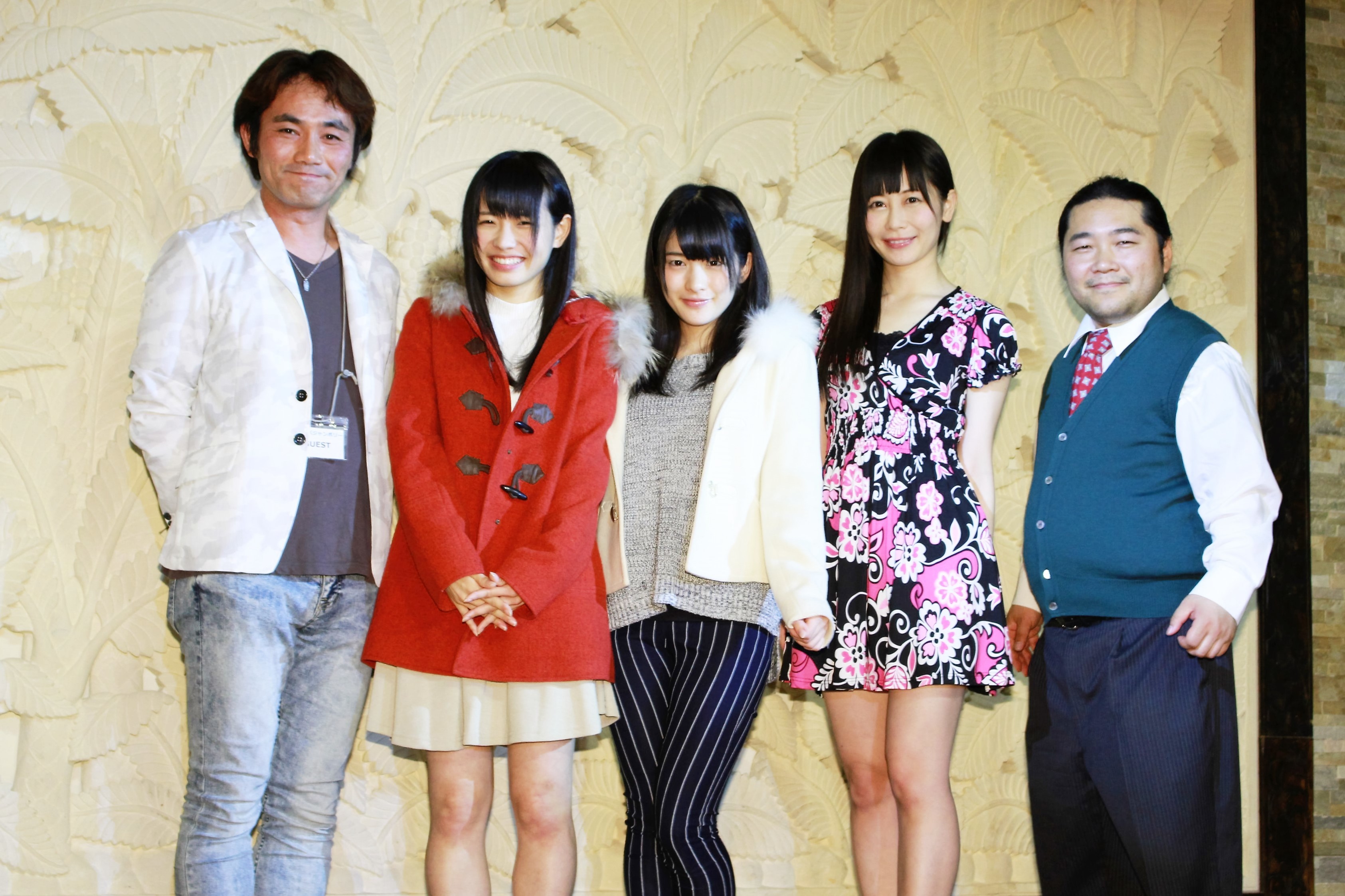 左から、藤田真一監督、窪田美沙、神谷えりな、桜のどか、松木威人