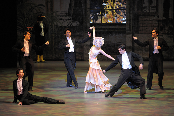 「ニューイヤー・バレエ」の演目の一つ、『ペンギン・カフェ』（2010年）ではユタのオオツノヒツジを踊った 撮影：鹿摩隆司  