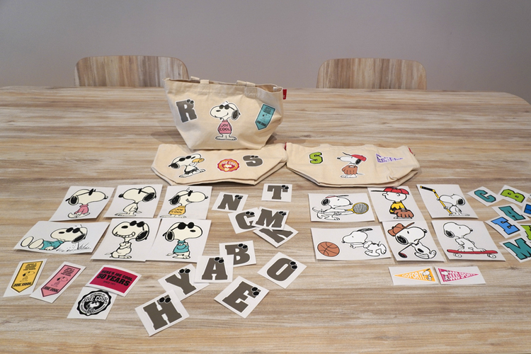 ワークショップで作れるトート。ジョー・クールを選ぶと、かっこいい要素が入る。 (C) Peanuts Worldwide LLC