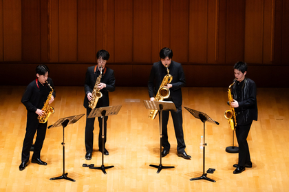 The Rev Saxophone Quartet、10周年の渋みと煌めき～クラシックやジャズのスタンダードナンバーから世界初演まで、未来へ続く記念ツアーをレポート