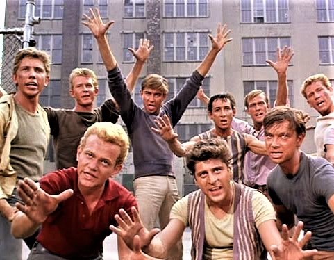 映画『ウエスト・サイド物語』（1961年）。エヴァンスは、後列左から2番目