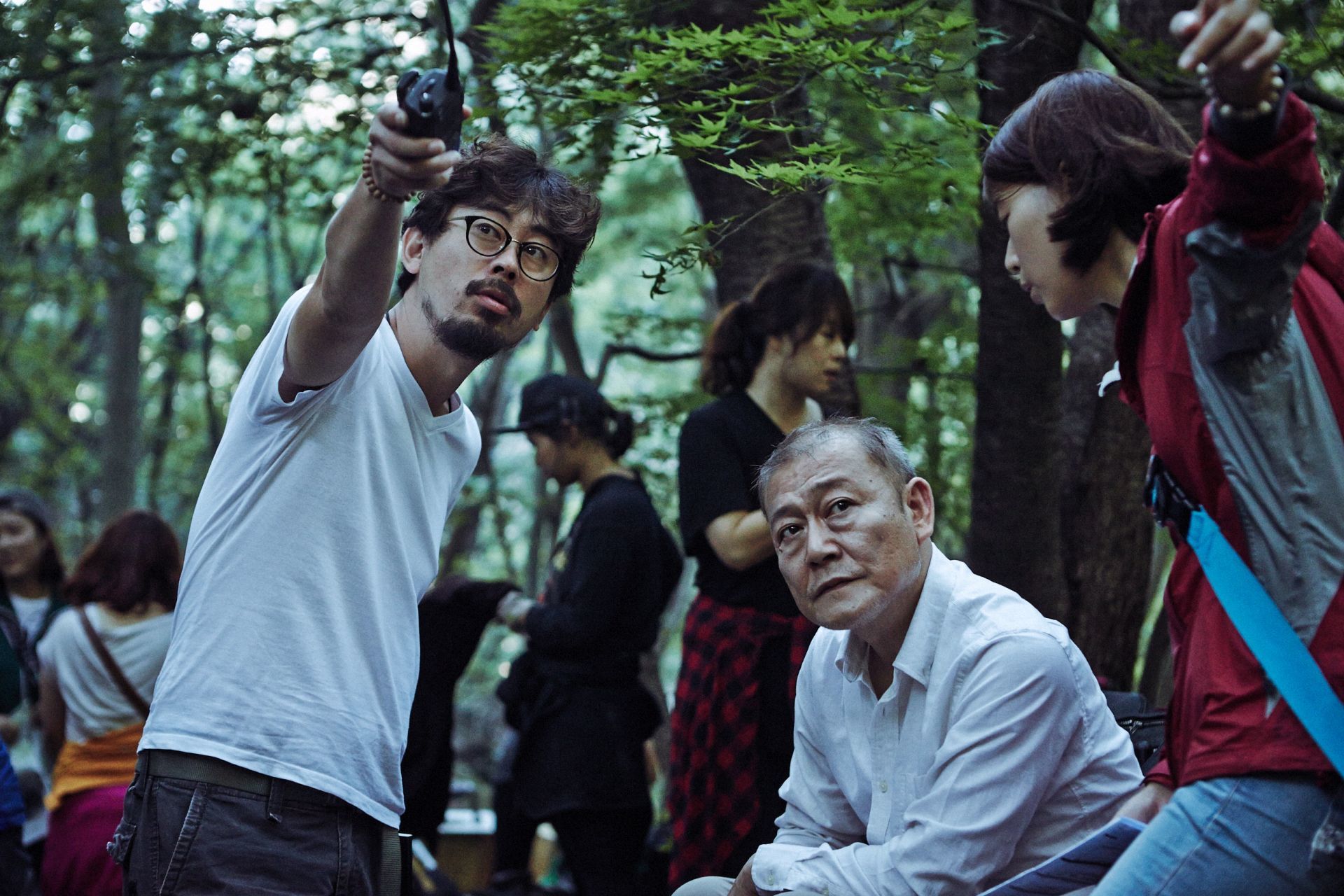 『哭声／コクソン』撮影中のナ・ホンジン監督（左）と國村隼（右）
