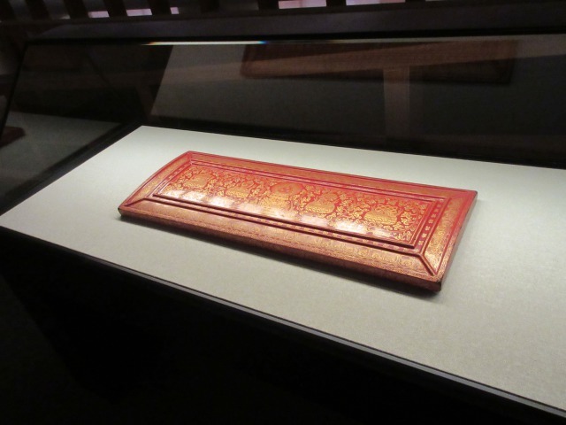 経典を守るために製作された「朱漆鎗金火焔宝珠文経帙板」